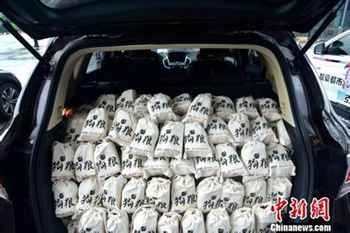 新婚夫婦派發狗糧