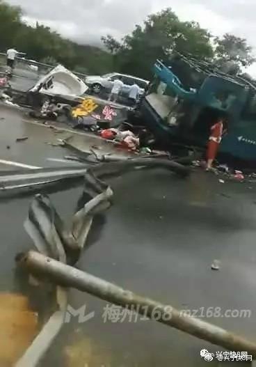 客車翻車致19人遇難