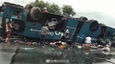 客車翻車致19人遇難