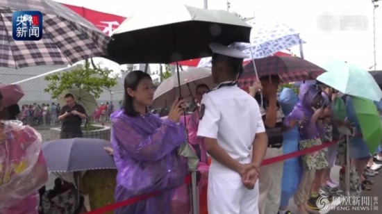 港市民為戰(zhàn)士撐傘