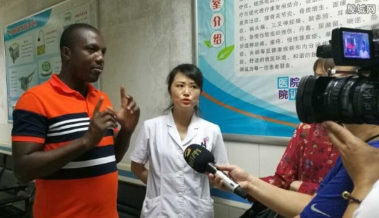 非洲小哥吹空調致面癱