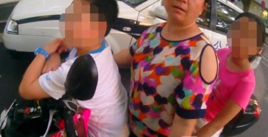 女子用倆娃抵罰款