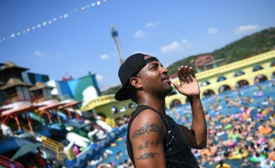 非洲小伙被熱哭