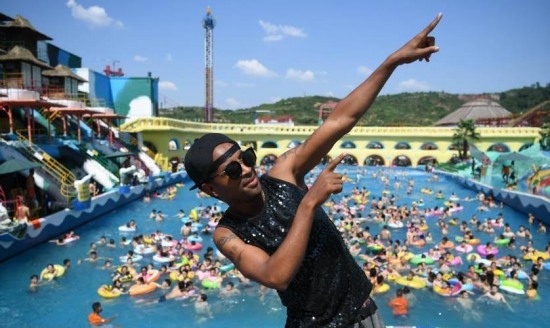 非洲小伙被熱哭