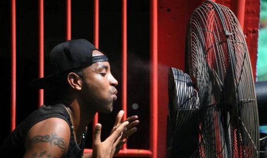 非洲小伙被熱哭