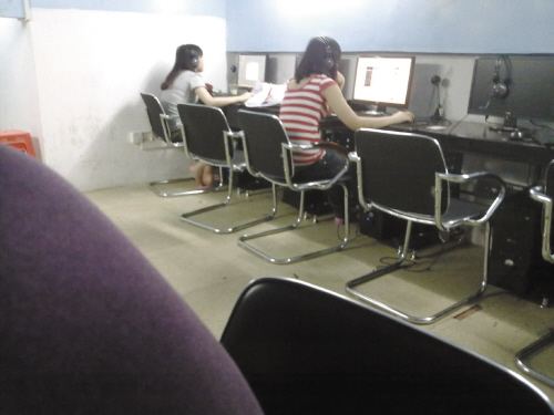 女學生網(wǎng)吧住一月