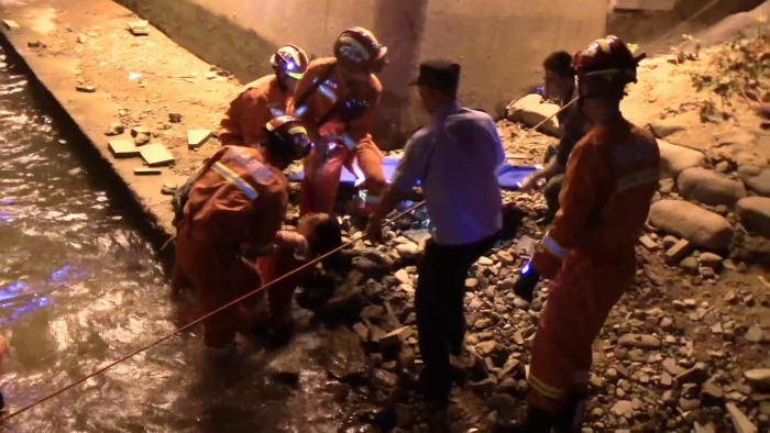 跳河輕生浮在河上獲救