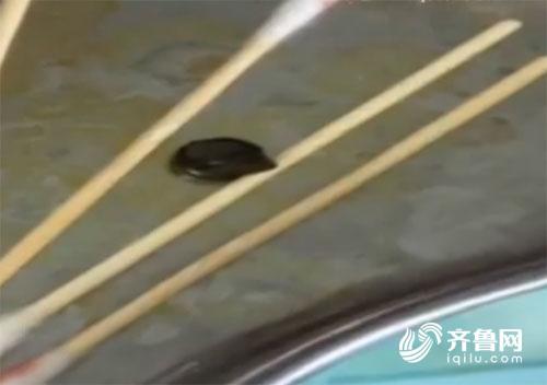 男童眼中發(fā)現(xiàn)電池