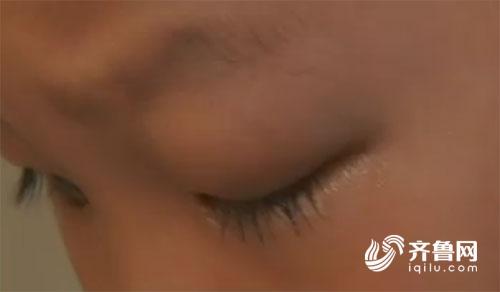 男童眼中發(fā)現(xiàn)電池