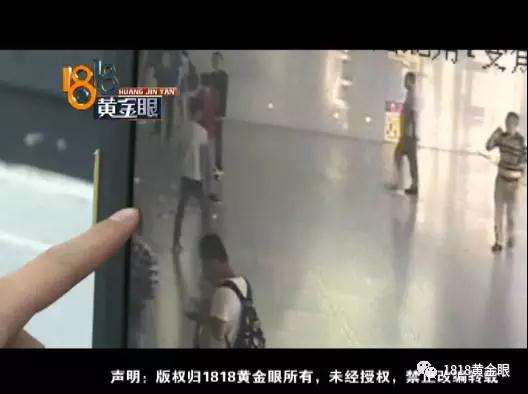 小伙失戀撒人民幣