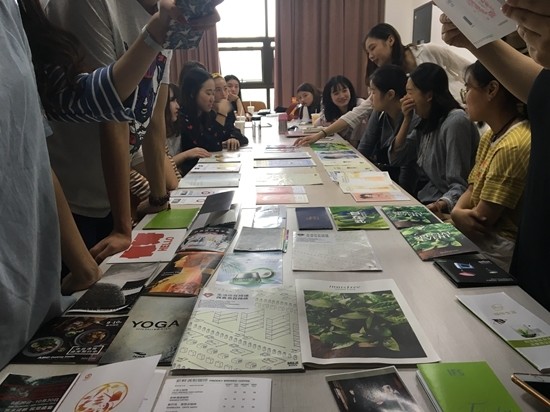 彪悍女子站椅講課