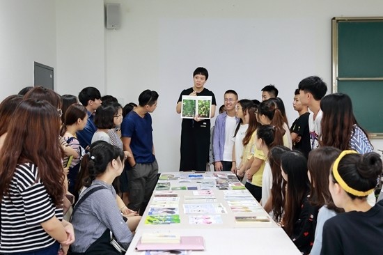 彪悍女子站椅講課