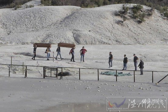 熊孩子墜入火山口