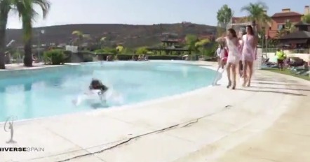 環(huán)球小姐栽進(jìn)泳池