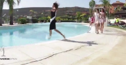 環(huán)球小姐栽進(jìn)泳池