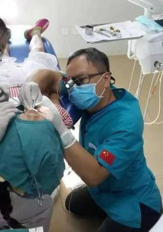 醫生跪地做手術