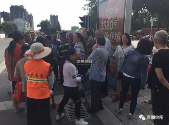 男子撞奔馳丟女友逃跑