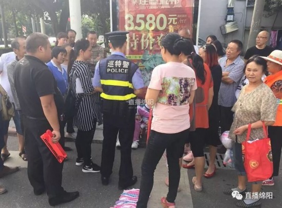 男子撞奔馳丟女友逃跑