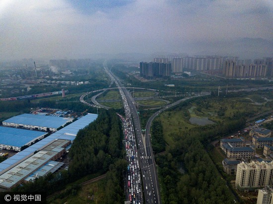 國(guó)慶高速變停車場(chǎng)