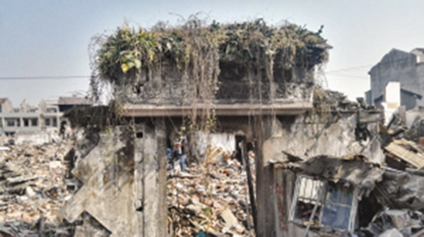 拆遷門框上現(xiàn)懸棺