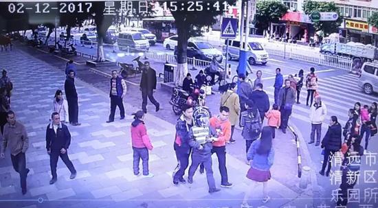 逛街認出被拐兒子