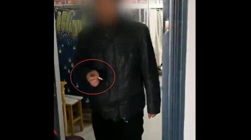 男老師突闖女寢