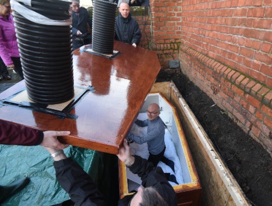 做棺材將自己活埋