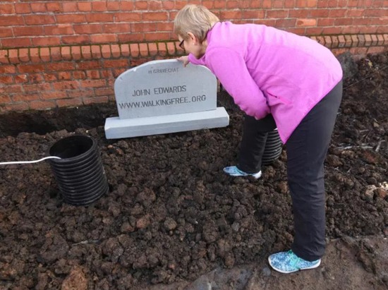 做棺材將自己活埋