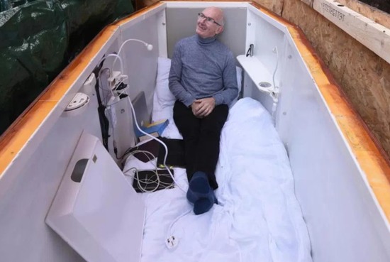 做棺材將自己活埋