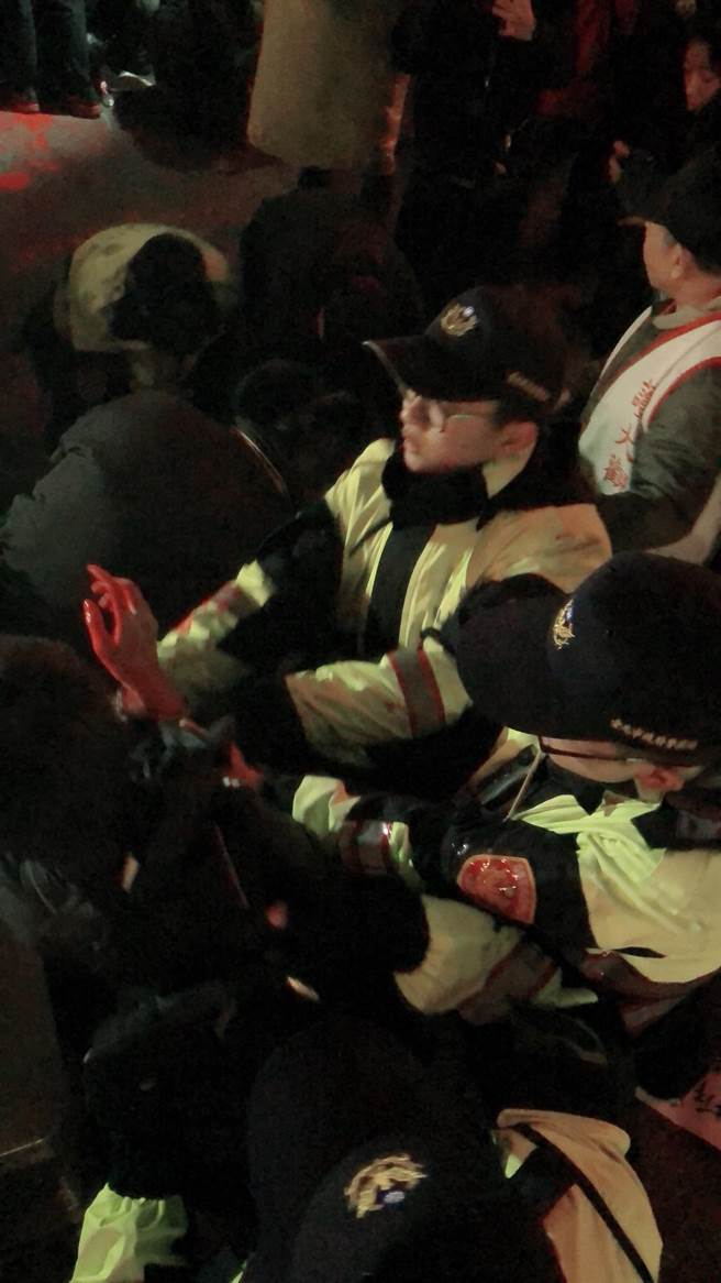 總統(tǒng)府大門遭潑漆