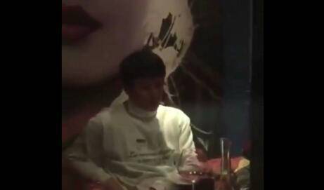 曝賈乃亮獨自買醉