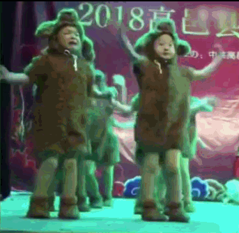 萌娃邊哭邊演出