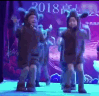 萌娃邊哭邊演出