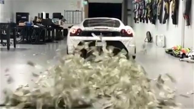 車尾噴出10萬美元