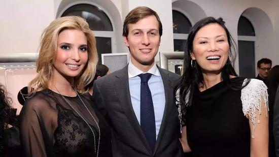 △鄧文迪與伊萬卡(左一)、庫什納(左二)