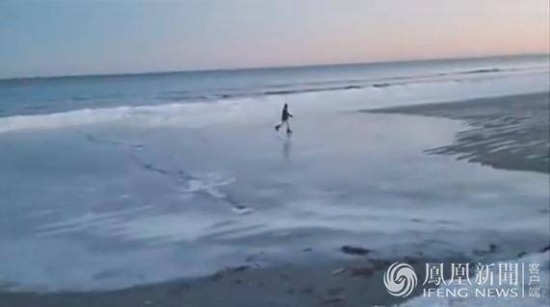 美國沙灘變溜冰場