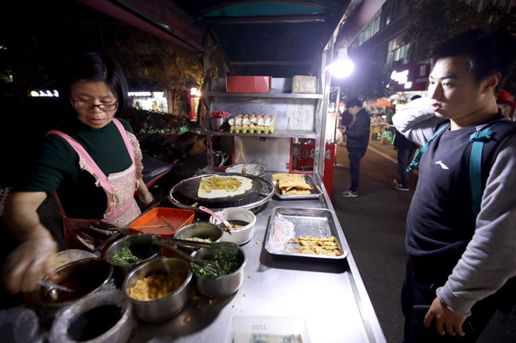美女海歸擺攤賣餅