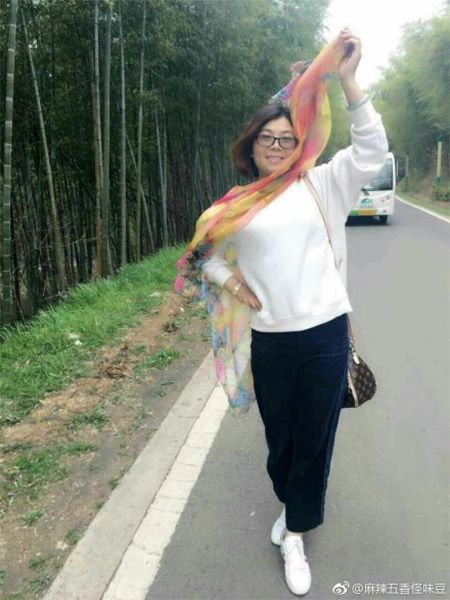 阿姨7條絲巾照相