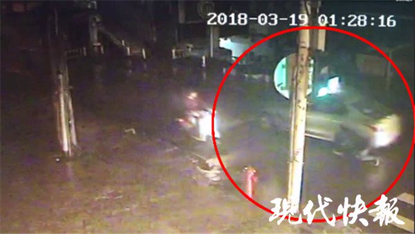 出租車門上掛美女