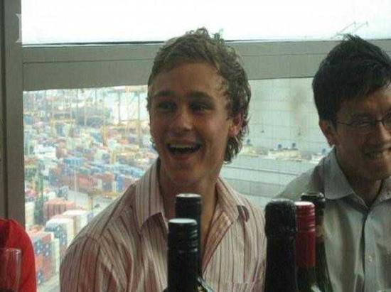 大學生生吞活蛞蝓