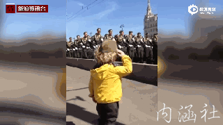 俄羅斯萌娃向閱兵敬禮