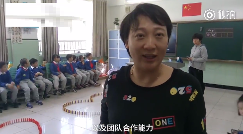 女教師撞臉王思聰