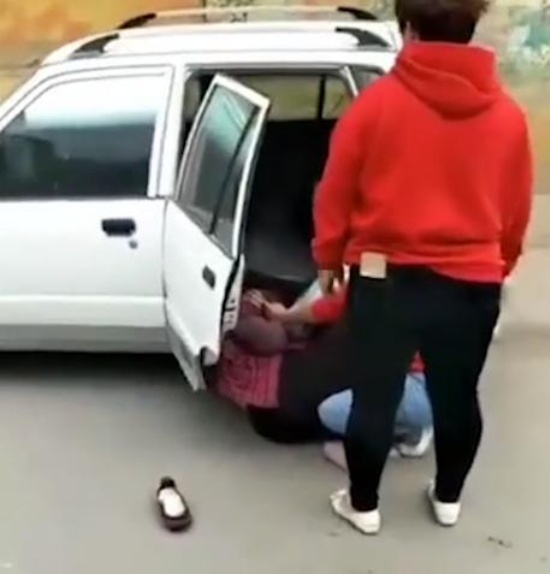 女子當街腳踹養母