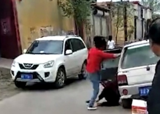 女子當街腳踹養母