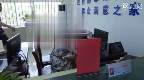 戴耳機聽歌被辭退