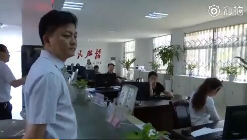 戴耳機聽歌被辭退