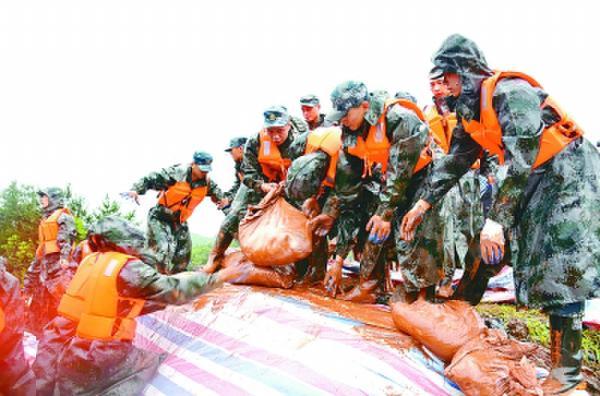 嬰兒為戰(zhàn)士撐傘