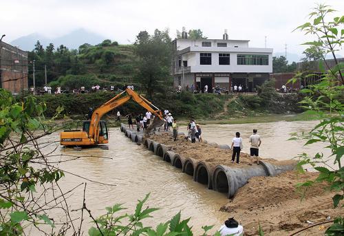 嬰兒為戰(zhàn)士撐傘