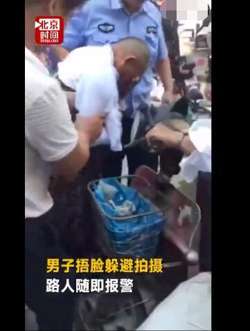 老頭穿黑絲高跟鞋溜進女廁被抓