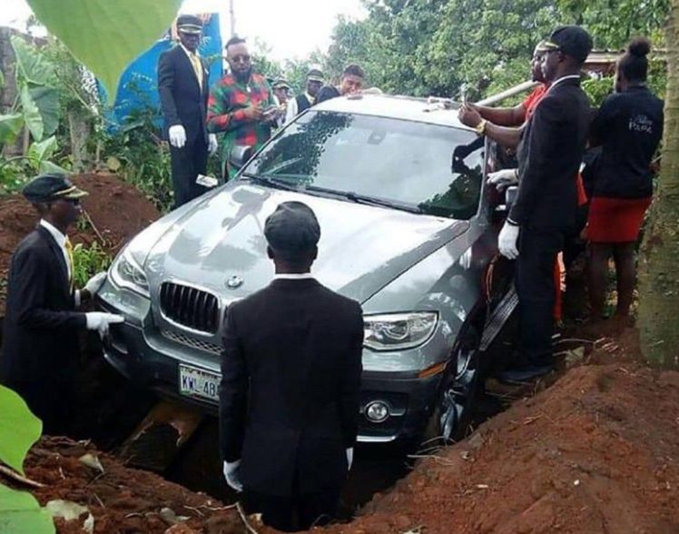 寶馬車當棺材下葬